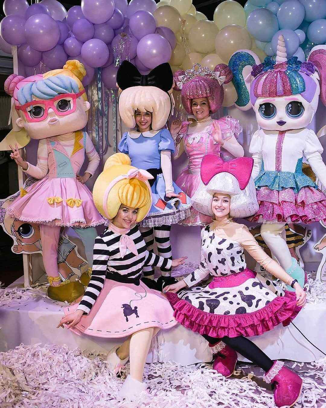 Девочка участвует в творческом мастер-классе Kidzz