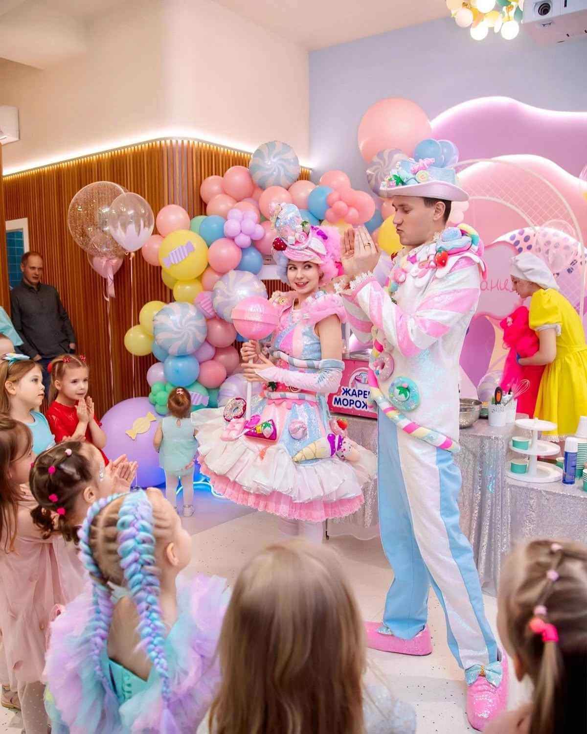 Тематическое оформление детского дня рождения Kidzz с шарами и праздничным декором