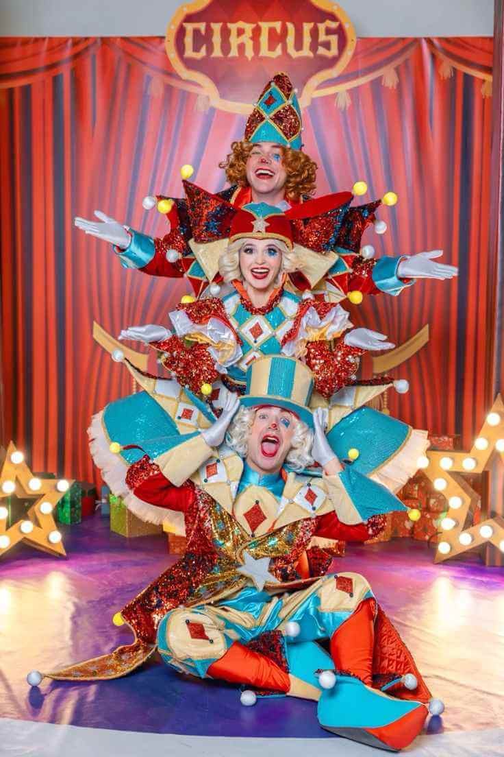 Аниматоры Kidzz в костюмах супергероев развлекают детей на празднике