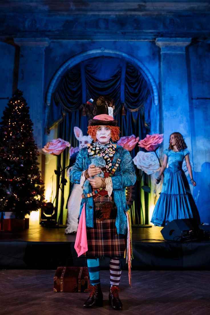 Дети участвуют в квесте Kidzz с заданиями и поиском сокровищ